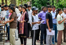 NEET-UG 2026: परीक्षा से बड़ा ‘दस्तावेजों और रास्तों’ का इम्तिहान! कहीं पुलिस बनी मसीहा, तो कहीं महज़ 50 सेकंड की देरी से टूटा सपना