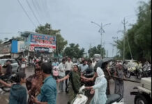 सीहोर में महा-चक्काजाम: वादों से मुकरी नगर पालिका तो कोलीपुरा चौराहे पर सड़क पर बैठीं महिलाएं; घंटों ठप रहा शहर का आवागमन