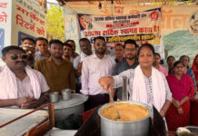 सीहोर में संविदा स्वास्थ्य कर्मचारियों की हड़ताल का 8वां दिन: धरना स्थल पर चूल्हे पर बनाई चाय, 11 जून को भोपाल में CM हाउस का घेराव