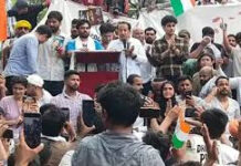 कॉकरोच जनता पार्टी” का जंतर-मंतर पर प्रदर्शन: शिक्षा मंत्री के इस्तीफे की मांग, सोनम वांगचुक भी शामिल