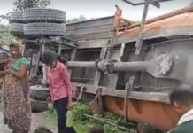 सीहोर: खामलिया रोड पर पलटा तेल का टैंकर; तेल लूटने के लिए डिब्बे-बाल्टियां लेकर दौड़े लोग