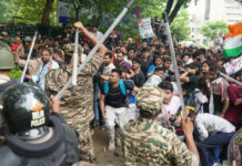 दिल्ली में ‘संसद चलो’ मार्च के दौरान हंगामा: पुलिस ने छोड़े आंसू गैस के गोले, कई प्रदर्शनकारी हिरासत में; संसद की कार्यवाही भी बार-बार स्थगित