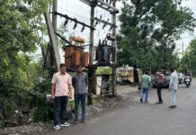 पोल शिफ्टिंग के बिना बनाई जा रही सड़क पर उठे सवाल, कांग्रेस जिलाध्यक्ष ने लगाया भ्रष्टाचार का आरोप