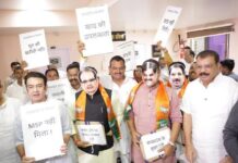 MP Monsoon Session: विधानसभा में खाद संकट पर कांग्रेस का अनोखा प्रदर्शन; CM और कृषि मंत्रियों के मुखौटे पहन पहुँचे विधायक, बरैया बोले- ‘दोगुने दामों में बिक रही खाद’
