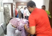 सीहोर जनसुनवाई में रो पड़ी 95 साल की बुजुर्ग मां: 15 एकड़ जमीन नाम की तो बेटों ने छोड़ा बेसहारा; व्हीलचेयर पर पहुंच बोलीं- ‘साहब! मेरी जमीन वापस दिलाओ’