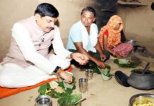 झाबुआ: जनजातीय परिवार के आंगन में जमीन पर बैठे CM डॉ. मोहन यादव, पत्तल में खाया ‘उड़द दाल-पानिया’; बहनों से बंधवाई राखी