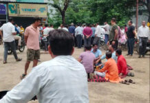 सीहोर में चक्काजाम: ओवरब्रिज निर्माण में लापरवाही और सर्विस रोड न बनने पर भड़के लोग; सड़क पर बैठकर किया ‘सद्बुद्धि यज्ञ’
