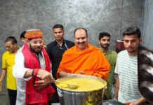 कुबेरेश्वर धाम में VIP दर्शन: UP के कैबिनेट मंत्री मनोज पांडे और पद्मश्री फूलन बाई ने लिया पंडित प्रदीप मिश्रा का आशीर्वाद