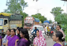 सीहोर में आशा कार्यकर्ताओं का फूटा गुस्सा: मानदेय न मिलने पर भोपाल-इंदौर पुराने मार्ग पर चक्काजाम; कलेक्टोरेट के सामने सड़क पर बैठीं