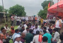 सीहोर-रायसेन बॉर्डर पर चक्काजाम: हनुमान मंदिर हटाने की आशंका पर भड़के ग्रामीण, 2 घंटे ठप रहा ट्रैफिक