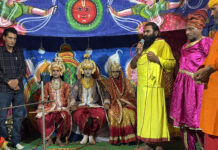सीहोर: रामलीला में ‘राम वनवास’ के मार्मिक मंचन से नम हुईं दर्शकों की आँखें; राजा दशरथ का पुत्र वियोग देख भावुक हुआ जनसैलाब