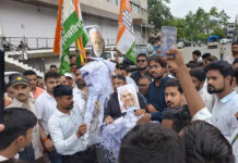 दिल्ली लाठीचार्ज पर बिलासपुर में गरमाई राजनीति: कांग्रेस कार्यकर्ताओं ने फूंका पीएम और गृह मंत्री का पुतला; केंद्रीय शिक्षा मंत्री के इस्तीफे की मांग