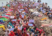 केन-बेतवा परियोजना: मुआवजे के खिलाफ 8वें दिन ‘फांसी सत्याग्रह’, चिता पर लेटीं महिलाएं