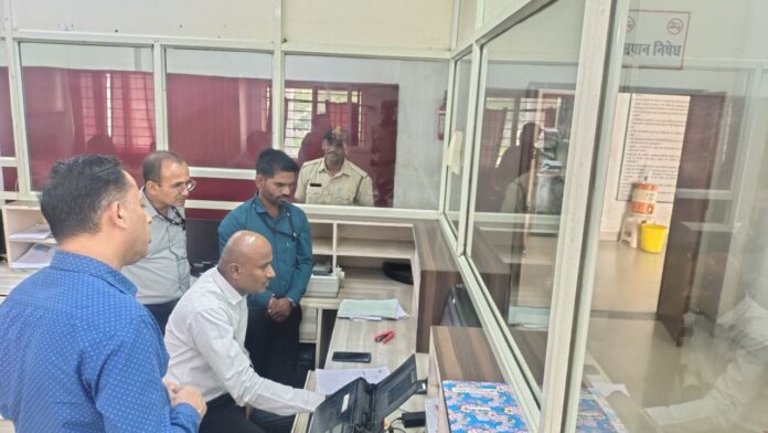 कलेक्टर ने जिला परिवहन कार्यालय का किया औचक निरीक्षण (1)