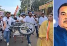 ई20 ईंधन के विरोध में नागपुर में युवा कांग्रेस का प्रदर्शन, गडकरी के आवास की ओर बढ़ रहे कार्यकर्ता हिरासत में