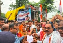 बाढ़ पीड़ितों के न्याय के लिए उतरी कांग्रेस: राजीव गुजराती के नेतृत्व में निकली विशाल पदयात्रा, विशेष राहत पैकेज की मांग