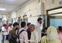 दिल्ली के सरकारी अस्पतालों में फार्मासिस्टों की तैनाती पर उठे सवाल, मरीजों को दवा काउंटर पर करना पड़ रहा इंतजार