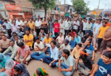 रायसेन में सड़क और नाली की मांग को लेकर हाईवे पर उतरे रहवासी, अवंतिका कॉलोनी के कॉलोनाइजर का कार्यालय सील