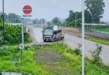 रायसेन हादसा: बाइक सवार को बचाने के चक्कर में डिवाइडर से टकराई ओवरलोड बस, टला बड़ा हादसा; CCTV में कैद हुई घटना