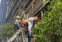 मुंबई: 10वीं मंजिल से कूदी नवविवाहिता, पेड़ की डाल पैर में घुसने से हवा में लटकी; फायर ब्रिगेड ने आरी से काटकर बचाई जान