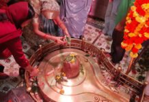 सावन का दूसरा सोमवार: बारिश भी न रोक सकी आस्था का सैलाब, आष्टा के शिवालयों में उमड़े 8 हजार से ज्यादा श्रद्धालु