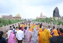 आस्था के आगे हौसले की जीत: ट्राइसिकल से 11 किमी कांवड़ यात्रा कर कुबेरेश्वरधाम पहुंचे दिव्यांग राजेश; 3 साल के भाई को गोद में लेकर चला 13 साल का बालक