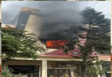 सुदामा नगर में मकान में लगी भीषण आग, 8 टैंकर पानी के बाद काबू; बैटरी में आग लगने से हादसा