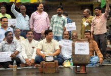 बेतहाशा महंगाई के खिलाफ कांग्रेस का अनोखा प्रदर्शन: गन्ने से बने एथेनॉल-पेट्रोल पर बनाई चाय, चम्मच से बांटी शक्कर