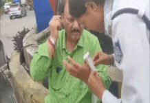 इंदौर पुलिस का मानवीय चेहरा: दुर्घटना में घायल व्यक्ति के लिए फरिश्ता बनीं महिला आरक्षक अरुणा ठाकरे