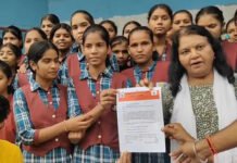 संदीपनी विद्यालय भवन में देरी पर छात्रों का प्रदर्शन, 15 सितंबर तक काम पूरा करने का आश्वासन