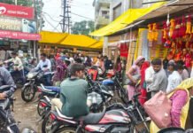 रक्षाबंधन से पहले आष्टा के बाजारों में उमड़ी भारी भीड़: सड़कों तक सजीं दुकानें, बस स्टैंड से अस्पताल चौराहे तक लगा भीषण जाम