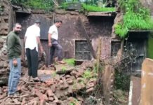 गुना: जर्जर स्कूल भवन गिरने के बाद सड़कों पर उतरी ABVP, JCB लेकर MLB स्कूल पहुंचे कार्यकर्ता