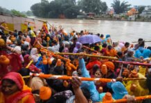 सीहोर: बारिश भी नहीं डिगा सकी आस्था, सावन के दूसरे सोमवार 2 लाख श्रद्धालुओं ने कुबेरेश्वरधाम में टेका माथा