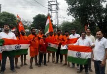 कांग्रेसजनों ने कांवड़ यात्रियों और बच्चों को किए तिरंगे वितरित