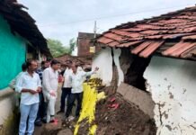 सीहोर: बाढ़ प्रभावित गांवों में पहुंचे कांग्रेस अध्यक्ष राजीव गुजराती, पीड़ितों को बांटी राहत सामग्री और आर्थिक सहायता