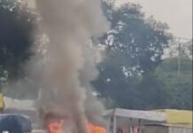 इंदौर में चलती कार बनी आग का गोला: गेट ऑटो-लॉक होने से 60% झुलसा ड्राइवर; ट्रैफिक पुलिस ने कांच तोड़कर बचाई जान, रास्ते में दिया CPR