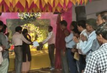 सीहोर: महीनों से नहीं मिला वेतन, तो बप्पा के दर पहुंचे नगर पालिका कर्मचारी; गणेश जी को सौंपा ‘प्रार्थना पत्र’