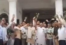 जनसुनवाई में खराब सोयाबीन लेकर कलेक्ट्रेट पहुंचे सैकड़ों किसान, बोले- पिछला मुआवजा नहीं मिला, इस बार दिलवाओ