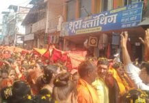 हेलीकॉप्टर से पुष्पवर्षा, मां जगदंबा को अर्पित की 151 मीटर लंबी चुनरी