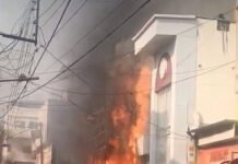 भोपाल के न्यू मार्केट में बालाजी छोले-भटूरे की दुकान में भीषण आग, काले धुएं से मची अफरा-तफरी
