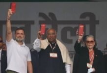 राहुल गांधी बोले- वरिष्ठ नेताओं को बारिश में बैठाना उचित नहीं; रविवार को रामलीला मैदान में ‘वोट बचाओ, देश बचाओ’ रैली निकालेगा INDIA गठबंधन