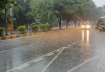 दिल्ली-NCR में आधी रात तेज आंधी और भारी बारिश, तापमान में गिरावट से बढ़ी ठंड; नवरात्रि के पहले दिन कालका मंदिर में मची अफरा-तफरी