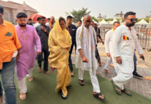 दिग्विजय सिंह की 950 किलोमीटर की ‘सत्य सनातन स्वाभिमान यात्रा’ उज्जैन से शुरू, आगे भगवान राम की तस्वीर और पीछे पूर्व CM; संतों, भजन मंडलियों और तिरंगे के साथ निकला काफिला