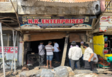 मंडी क्षेत्र में जूते-चप्पल की दुकान में आग, कांग्रेस जिलाध्यक्ष ने पीड़ित दुकानदारों से की मुलाकात