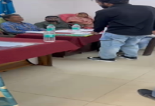 इछावर नगर परिषद की बैठक में हंगामा: पार्षद जुनैद खान ने वार्ड में भेदभाव का आरोप लगाकर गेट पर दिया धरना, सीएमओ से हुई तीखी बहस