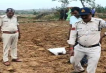 सीहोर में जमीन विवाद सुलझाने पहुंची पुलिस के सामने महिला ने उठाया दराता, ट्रैक्टर पर चढ़कर सरकारी आदेश मानने से इनकार