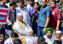 राहुल गांधी के धरने के बाद INDIA गठबंधन की रणनीति बैठक, खरगे के लंच के बाद जंतर-मंतर पर जुटे विपक्षी सांसद