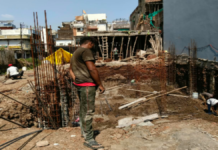 सीहोर के नमक चौराहा पर वाटर टैंक के नाम पर बेसमेंट निर्माण का आरोप, नोटिस देने पहुंची नगर पालिका की टीम को नहीं मिला कोई जिम्मेदार