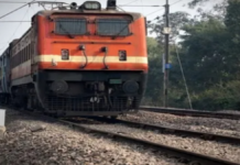 Raipur Railway Station: रायपुर जंक्शन पर ट्रेनों की लेटलतीफी से यात्री परेशान, शिवनाथ एक्सप्रेस साढ़े तीन घंटे से ज्यादा लेट